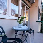 شقة Cozy With Balcony In Center *