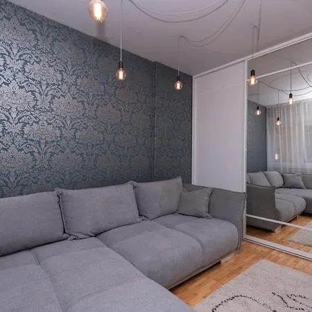 Cozy With Balcony In Center Daire