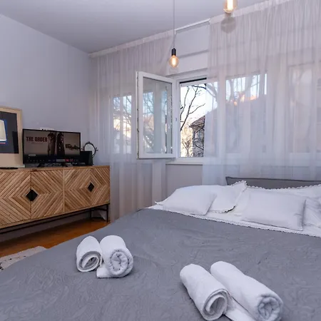 Cozy With Balcony In Center سبليت