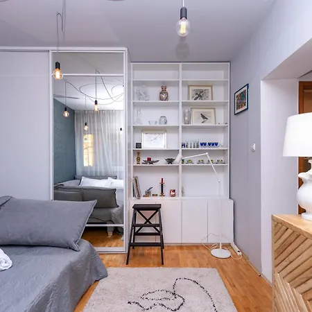 Daire Cozy With Balcony In Center