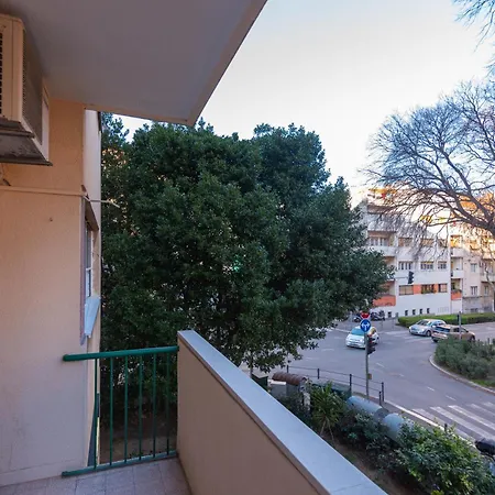 Cozy With Balcony In Center شقة *