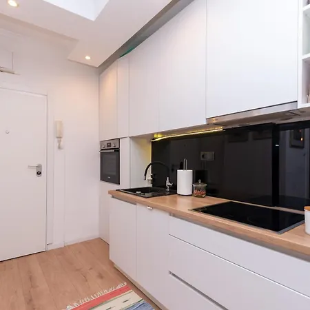 Lägenhet Cozy With Balcony In Center *