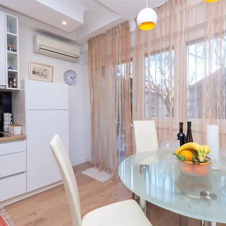 Apartment Cozy With Balcony In Center Split