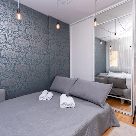 Cozy With Balcony In Center *