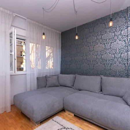 Cozy With Balcony In Center