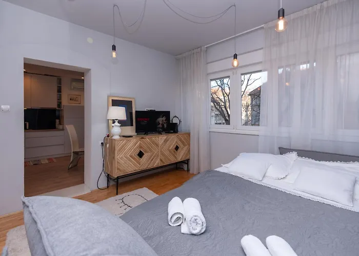 Cozy With Balcony In Center