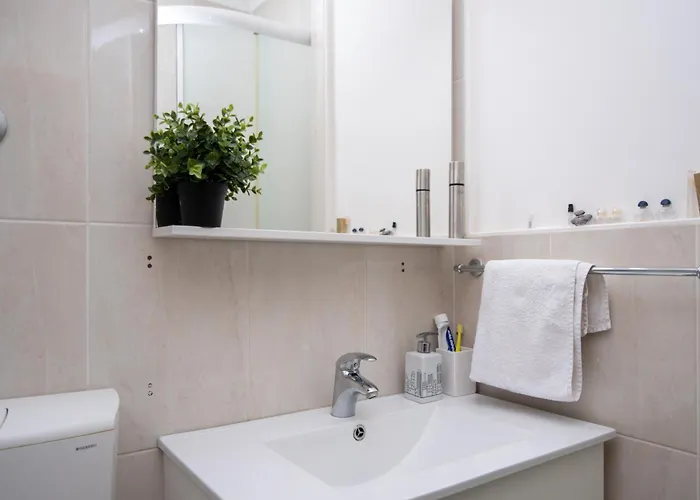 Cozy With Balcony In Center *