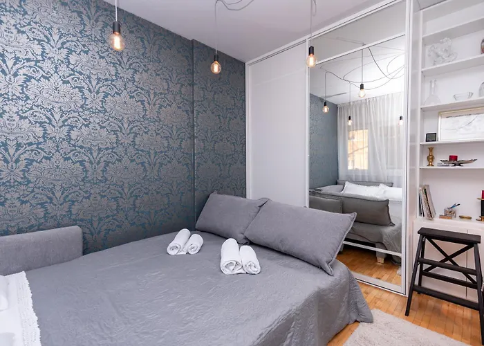 Cozy With Balcony In Center *