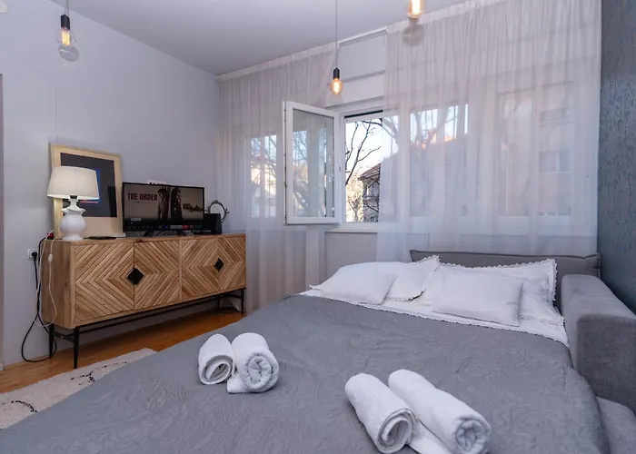 Cozy With Balcony In Center Split