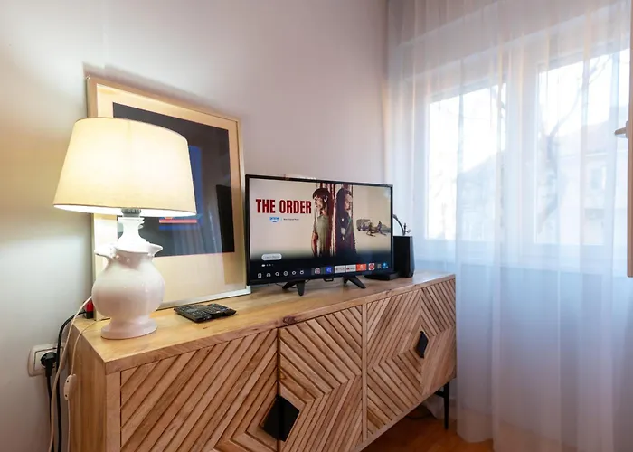 Cozy With Balcony In Center *