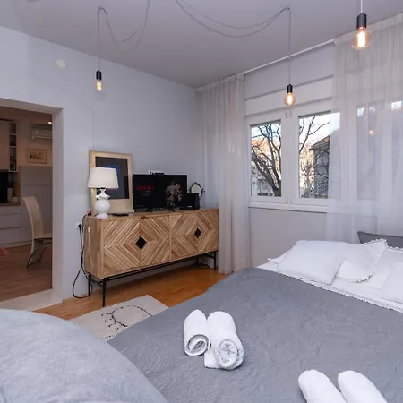 Cozy With Balcony In Center