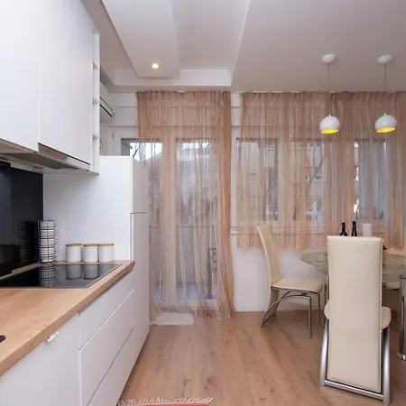 Cozy With Balcony In Center