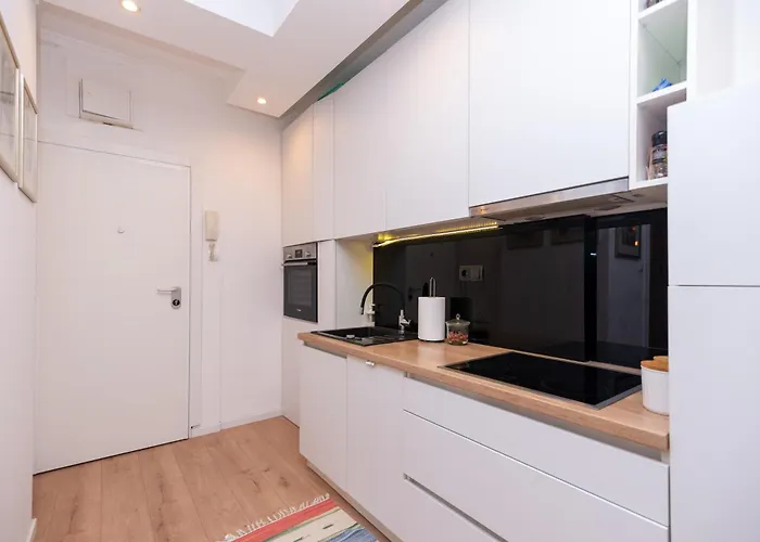 公寓 Cozy With Balcony In Center *