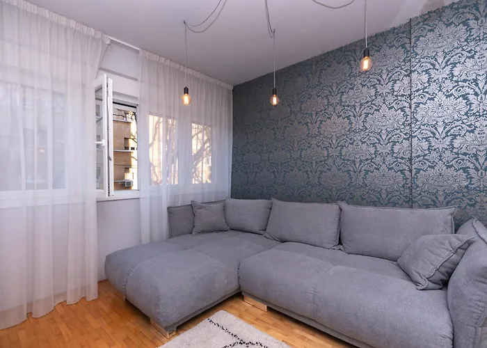 Cozy With Balcony In Center