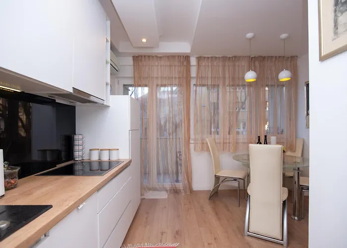 Cozy With Balcony In Center